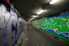 904584 Gezicht in de fietstunnel onder het Westplein te Utrecht, met op de tunnelwanden graffiti.